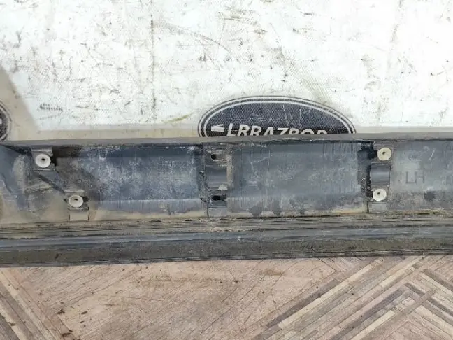 Молдинг двери задней левой DISCOVERY 3 L319 05-09