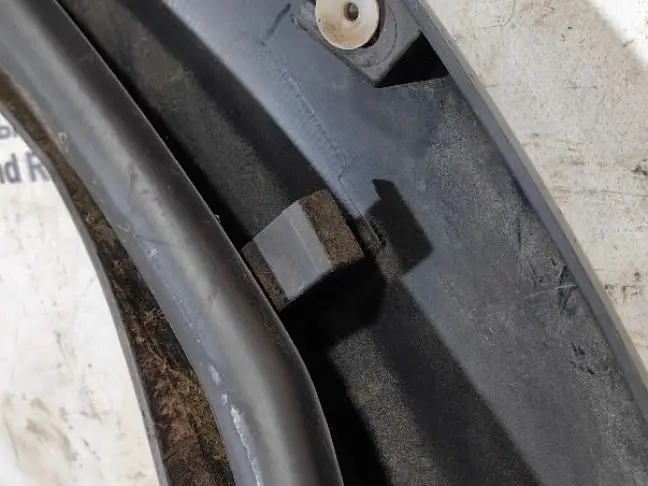 Молдинг двери задней левой DISCOVERY 3 L319 05-09