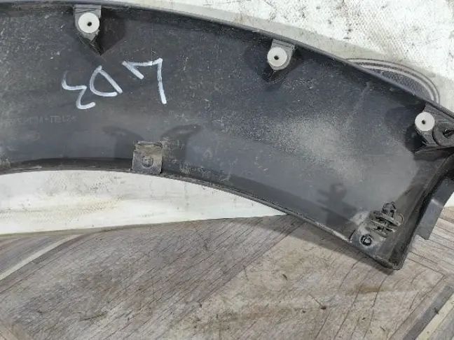 Молдинг заднего крыла левого DISCOVERY 3 L319