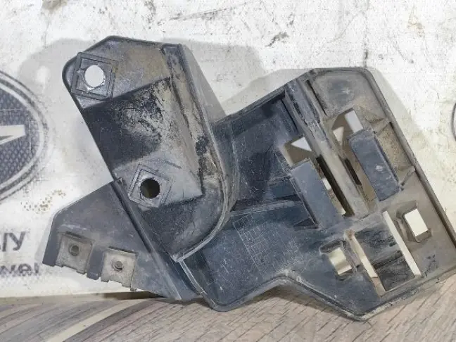 Кронштейн бампера левый Range Rover L322 02-05