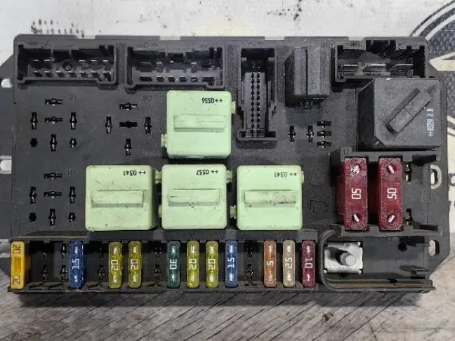 Блок предохранителей в багажнике Range Rover L322