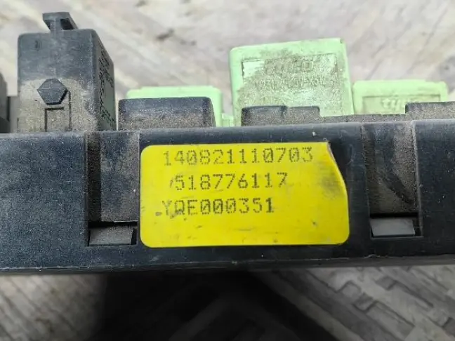 Блок предохранителей в багажнике Range Rover L322