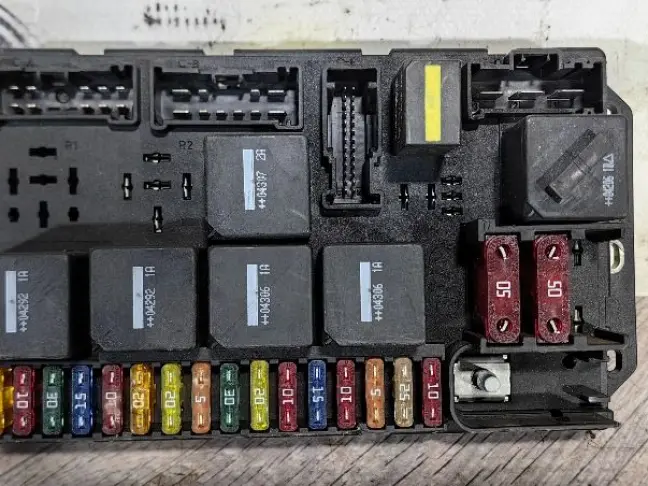 Блок предохранителей в багажнике Range Rover L322