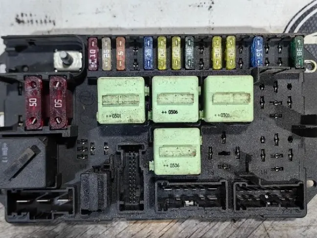 Блок предохранителей в багажнике Range Rover L322