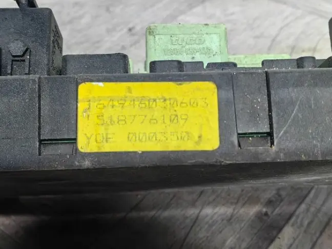 Блок предохранителей в багажнике Range Rover L322