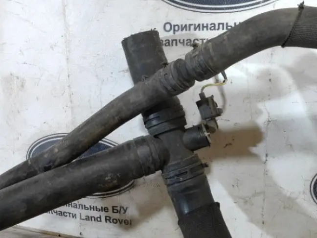 Патрубок системы охлаждения DISCOVERY 3 L319 2.7