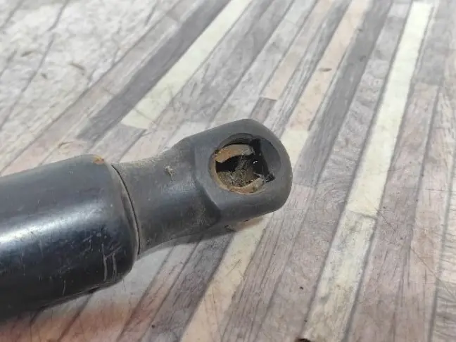 Амортизатор крышки Range Rover Sport L320 05-11