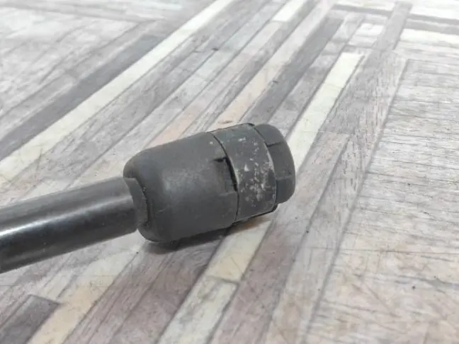 Амортизатор крышки Range Rover Sport L320 05-11