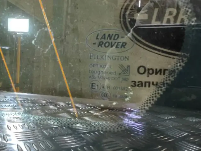 Стекло кузовное глухое левое Land Rover Sport L320