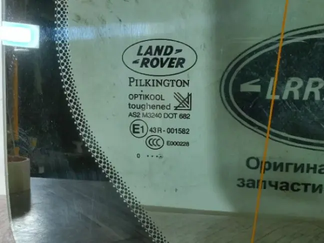 Стекло кузовное глухое правое DISCOVERY 3/4 L319