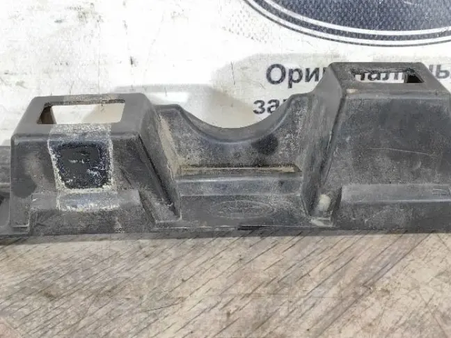 Кронштейн передний правый Discovery 3 L319