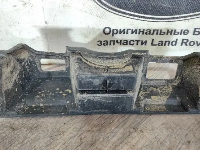 Кронштейн передний правый Discovery 3 L319