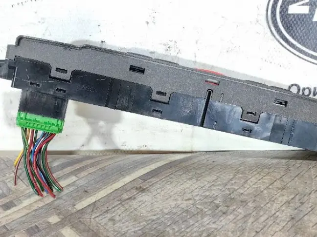 Кнопка аварийной сигнализации DISCOVERY 3 L319