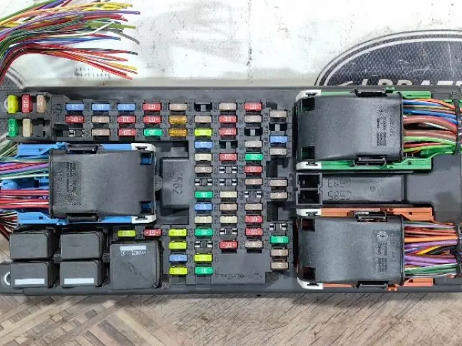 Блок предохранителей салонный DISCOVERY 4 L319 3.0