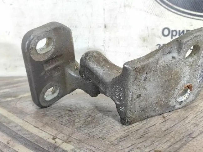 Петля двери нижняя правая Range Rover Sport L320