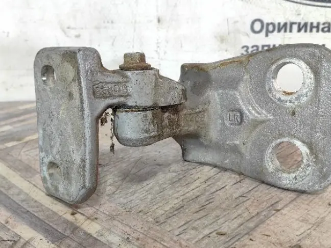 Петля двери нижняя правая Range Rover Sport L320