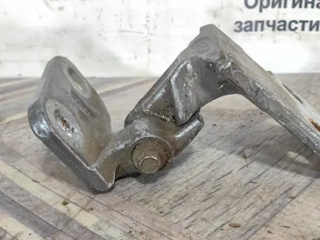 Петля двери нижняя правая Range Rover Sport L320