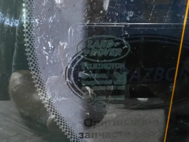 Стекло кузовное глухое правое DISCOVERY 3/4 L319