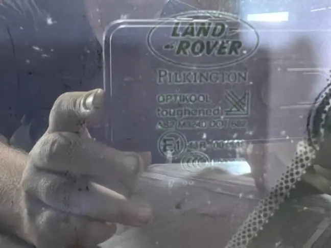 Стекло кузовное глухое левое DISCOVERY 3/4 L319