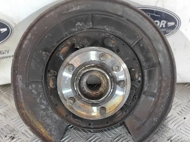 Кулак задний левый DISCOVERY 3/4 L319 05-12