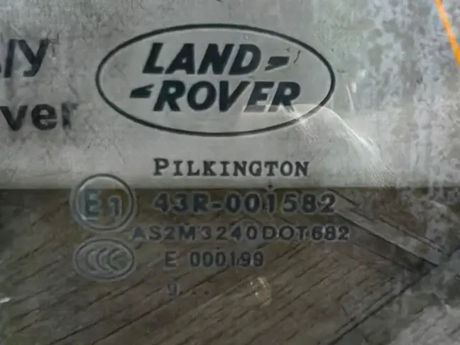 Стекло кузовное глухое левое Range Rover L322