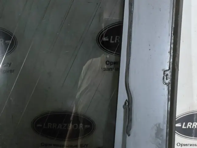 Стекло кузовное глухое левое Range Rover L322