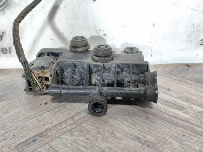Блок клапанов подвески передний Range Rover L322