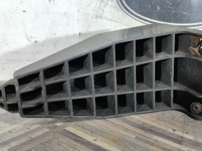 Ножка воздушного фильтра правая Range Rover L322