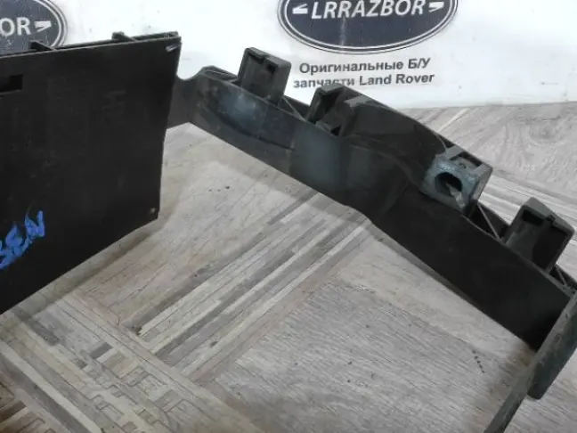 Кронштейн радиатора правый Range Rover 4 L405