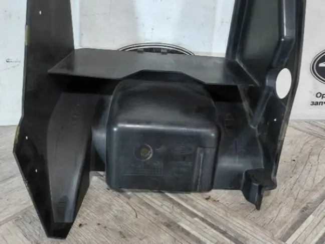 Диффузор радиатора левый Range Rover 4 L405