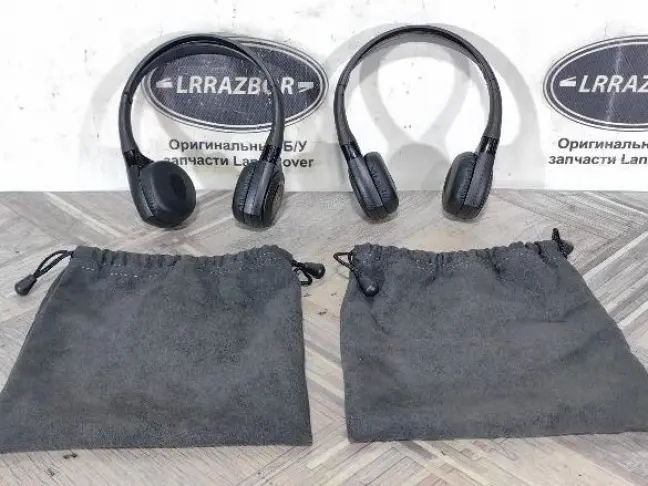 Наушники пара в чехлах Range Rover 4 L405