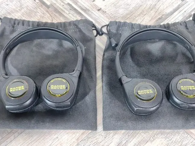 Наушники пара в чехлах Range Rover 4 L405