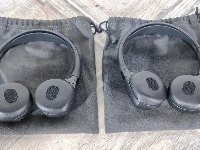 Наушники пара в чехлах Range Rover 4 L405