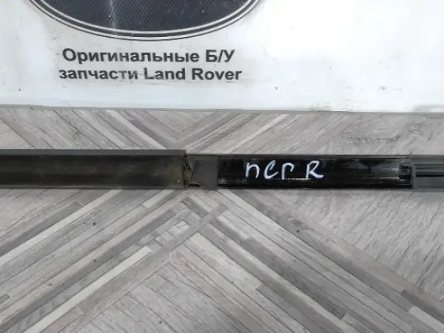 Молдинг стекла передний правый Range Rover 4 L405