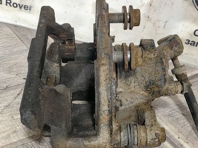 Суппорт задний левый Range Rover L322 5.0 4.4