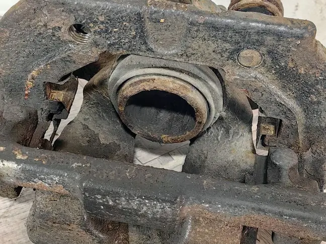 Суппорт задний левый Range Rover L322 5.0 4.4