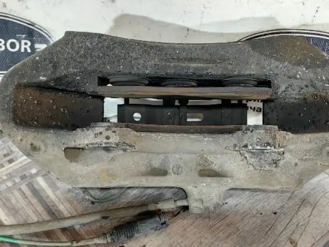 Суппорт левый передний Range Rover 3 L322