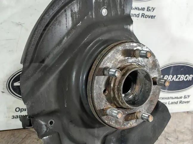 Кулак передний левый Range Rover L322 02-09