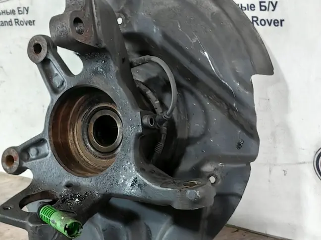 Кулак передний левый Range Rover L322 02-09