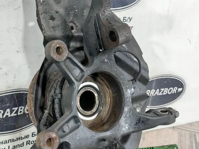 Кулак передний левый Range Rover L322 02-09