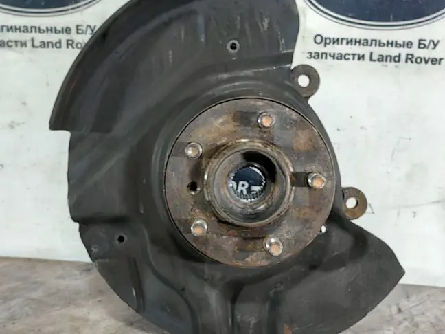 Кулак передний левый Range Rover L322 02-09