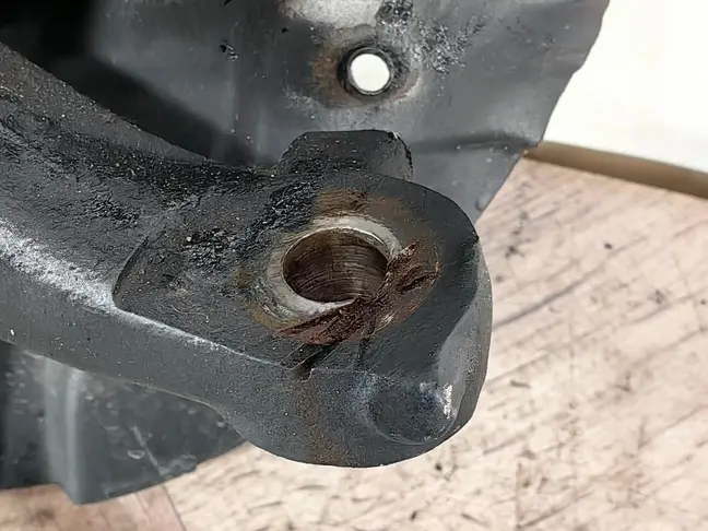 Кулак передний левый Range Rover L322 02-09