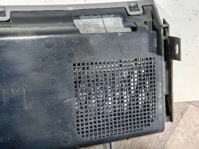 Решетка в крыло правая Range Rover L322 02-12