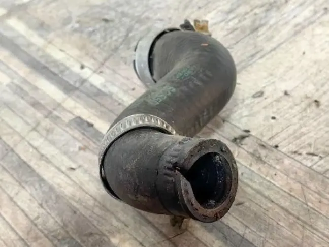 Патрубок охлаждения Range Rover 3 L322 3.6