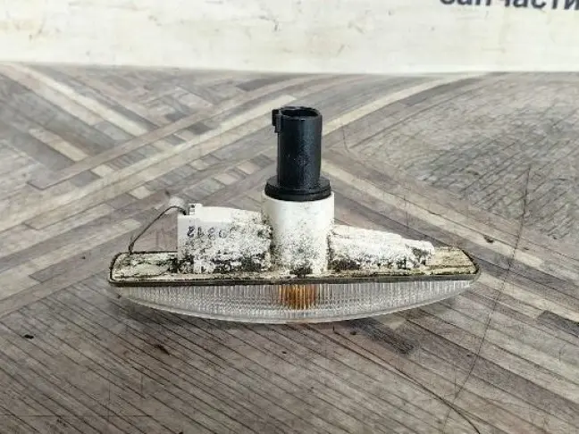 Поворотник белый Land Rover Freelander 2 2.2