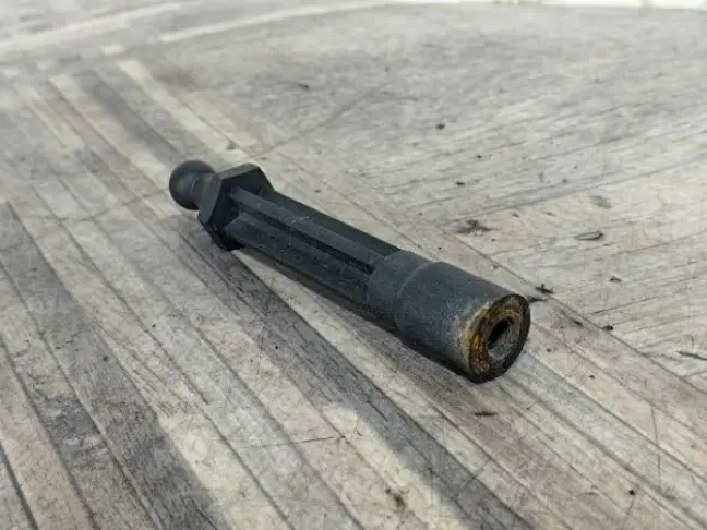 Кронштейн крышки двигателя Discovery 4 306DT 3.0