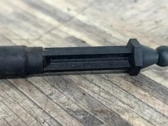 Кронштейн крышки двигателя Discovery 4 306DT 3.0