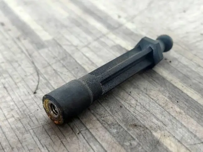 Кронштейн крышки двигателя Discovery 4 306DT 3.0