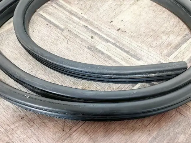 Уплотнитель двери передний Land Rover Freelander 2