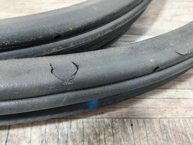 Уплотнитель двери передний Land Rover Freelander 2